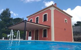 Casita Roja. Alójate en la Sierra de Mariola.
